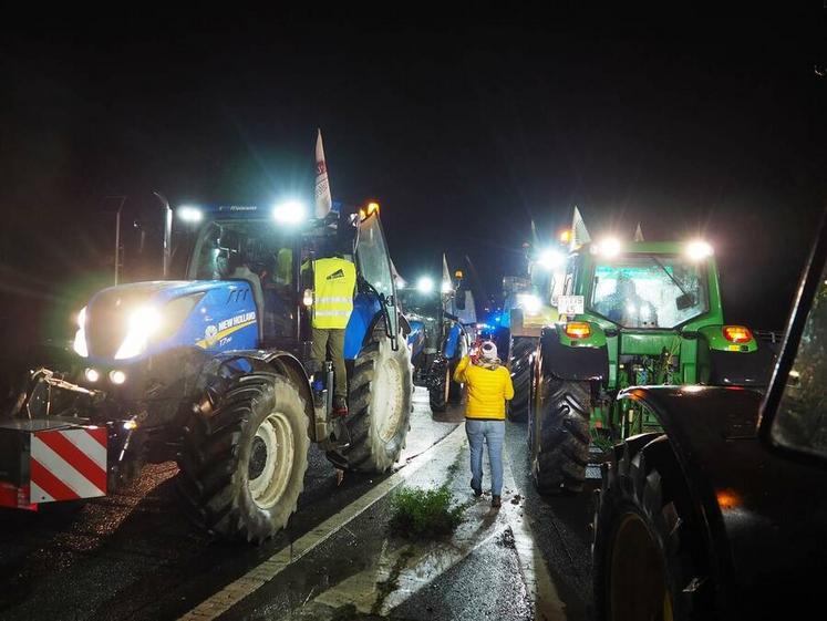 Dimanche 17 novembre, à Orléans. Mobilisation de nombreux tracteurs sur le pont de l'Europe.