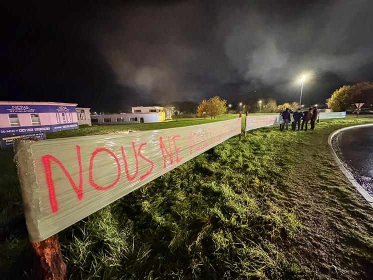 Autour du rond-point des Propylées, les revendications sont affichées à l'intention des usagers de la route, plutôt enclins à soutenir ce mouvement.