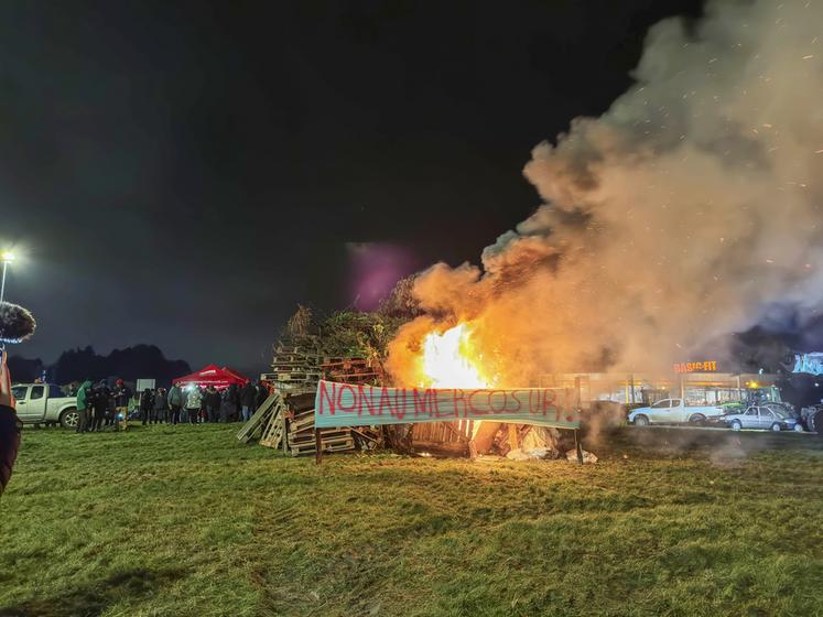 Lundi 18 novembre, à Chartres. La colère gronde au sein des adhérents de la FNSEA et de Jeunes agriculteurs d'Eure-et-Loir qui allument un feu pour l'exprimer.