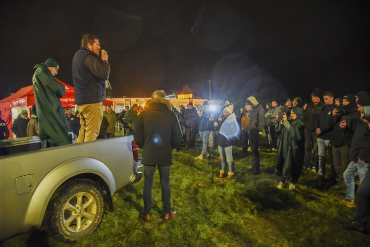 Le président de Jeunes agriculteurs d'Eure-et-Loir, Sylvain Marcuard, debout sur un pick-up, réclame une pause normative de cinq ans. Pour lui, il faut durcir le ton.