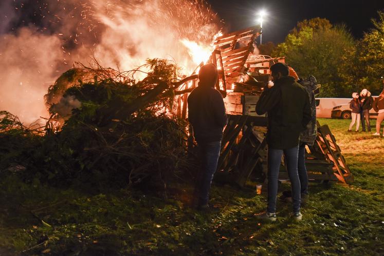 Réchauffés par le feu de la colère, les manifestants ont poursuivi leurs discussions un bon moment, s'inquiétant de l'avancée des travaux d'automne des uns et des autres…