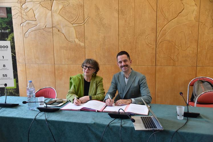 Fontainebleau (Seine-et-Marne), mardi 15 octobre. Béatrice Rucheton, vice-présidente du conseil départemental de Seine-et-Marne, et Mathieu Delcambre, président de l'Union forestière des collectivités, signent une convention. 