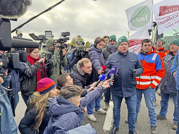 Dimanche 17 novembre à Vélizy-Villacoublay (Yvelines). Les actions ont démarré la veille avec la FRSEA Île-de-France, derrière Damien Greffin, donnant une belle visibilité médiatique au mouvement.