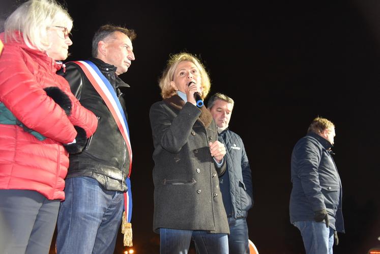 Valérie Pécresse, présidente du conseil régional, accompagnée notamment de Valérie Lacroute, sa vice-présidente en charge de l'agriculture et de l'alimentation, est venue sur le point de blocage dimanche 17 novembre en début de soirée. 