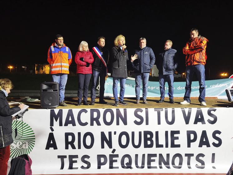 Dimanche 17 novembre, à Vélizy-Villacoublay (Yvelines). Valérie Pécresse, présidente du conseil régional, accompagnée notamment de Valérie Lacroute, sa vice-présidente en charge de l'agriculture et de l'alimentation, est venue sur le point de blocage en début de soirée.