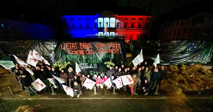 Lundi 18 novembre, à Blois. La FNSEA 41 et JA 41 réunis devant la préfecture lors de la mobilisation.
