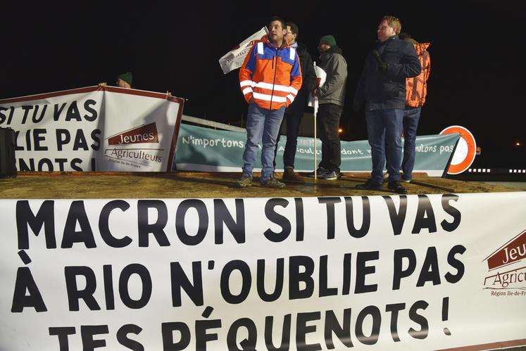 La perspective de la signature de l'accord Mercosur a été l'étincelle qui a mis le feu aux poudres. Pour les manifestants, il s'agit d'un mauvais accord, qui autoriserait l'importation de produits n'appliquant pas les mêmes normes environnementales que les produits français. 