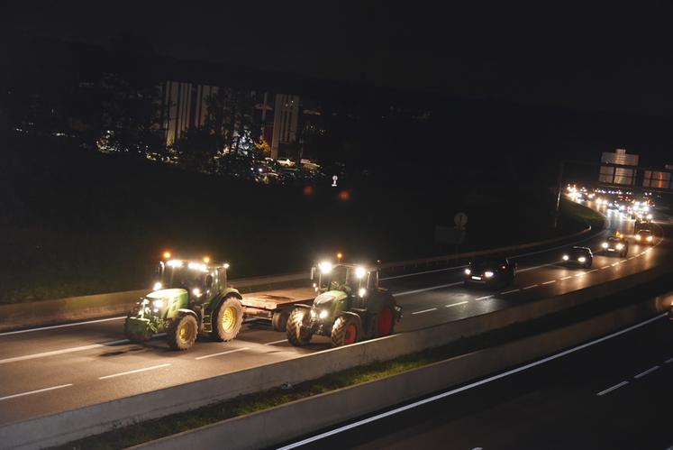 Dimanche 17 novembre, à 18 h 30. Les premiers tracteurs arrivent à Vélizy-Villacoublay (Yvelines), à quelques centaines de mètres de la base militaire. Le convoi s'est installé sur deux voies sur trois de la N 118, ralentissant la circulation sans totalement la bloquer.