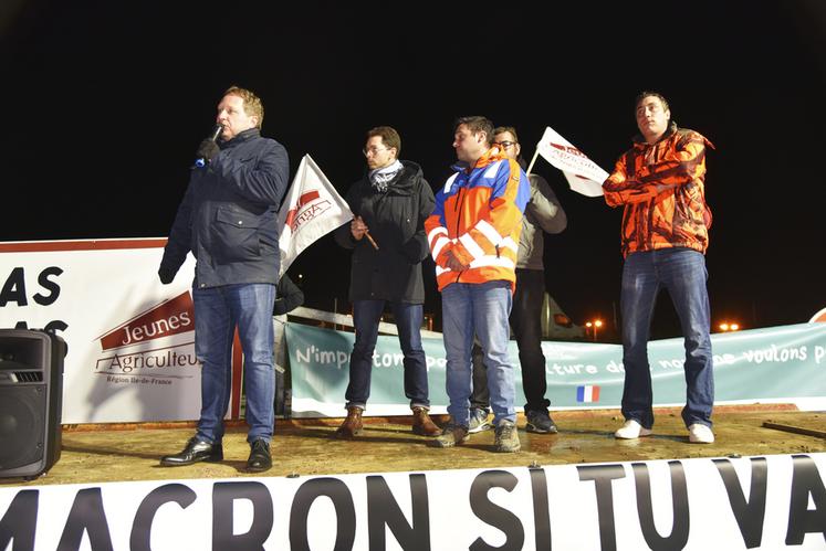 Damien Greffin, président de la FRSEA, Guillaume Houdy et Donatien Moyson, co-présidents JA IDF ouest, Maxime Liévin, président de JA 77, et Clément Torpier, président de JA région Île-de-France, se sont succédé à la tribune improvisée pour évoquer la situation difficile des agriculteurs aujourd'hui. 