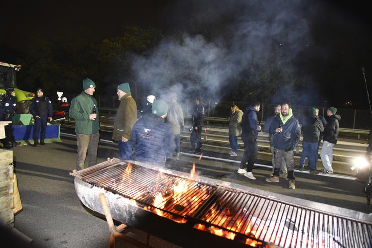 Après le temps des discours, le temps de la restauration. Au menu, grillades de merguez, qui ont permis de réchauffer les organismes des manifestants, dont certains ont enchaîné une journée de travail dans les champs avec la soirée et la nuit de mobilisation.