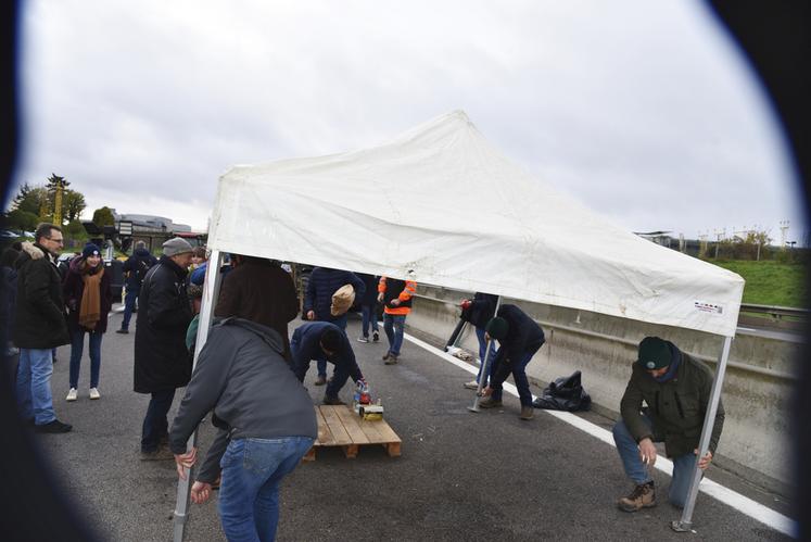 Au petit matin, c'est l'heure du rangement et du démontage. Aucune dégradation n'est à constater. La mobilisation s'est déroulée dans le calme et la convivialité.