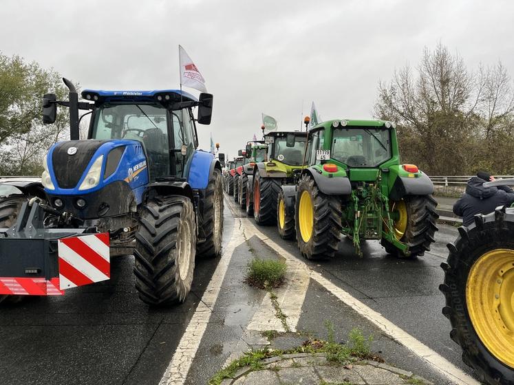 Une vingtaine de tracteurs ont été sortis de leurs champs pour ralentir le trafic du pont de l'Europe et ainsi faire la distribution de produits aux automobilistes et expliquer les enjeux de l'opération.