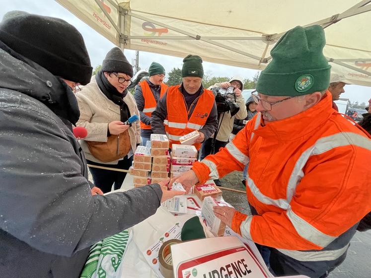 Dans l'après-midi du lundi, des paquets de sucre en morceaux ont été distribués à tous les passants du pont de l'Europe pour dire « stop aux distorsions de concurrence ».