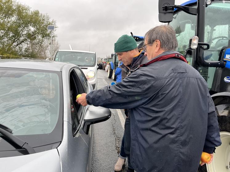 Des pommes ont été distribuées tout au long de la journée. Une majorité de Loirétains ont compris le message porté par les agriculteurs et ont signifié leur soutien par des coups de klaxon.