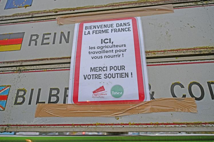 Pour symboliser leur opposition à l'intégration de l'Europe au Mercosur, la FNSEA 45 et JA 45 vous disent Bienvenue dans la ferme France.