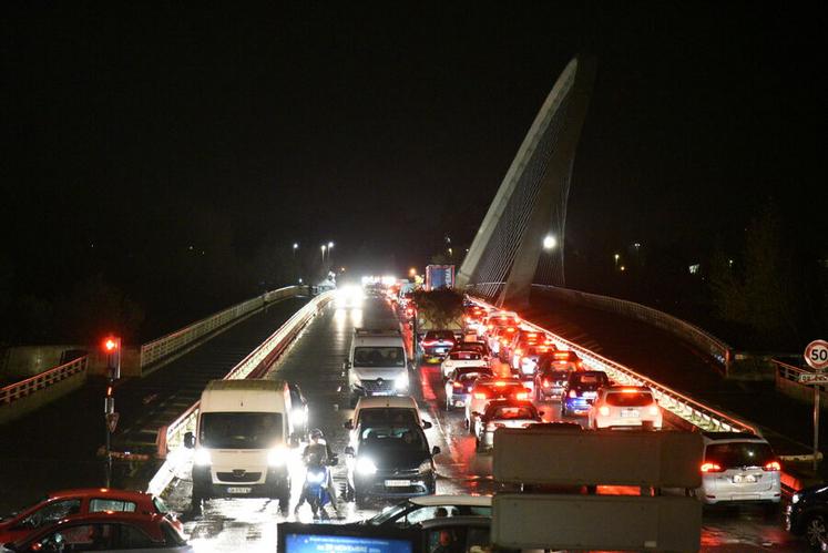 La manifestation a entraîné quelques ralentissements lundi soir sur le pont de l'Europe. Ce point de rassemblement n'a d'ailleurs pas été choisi au hasard (voir en page 5).