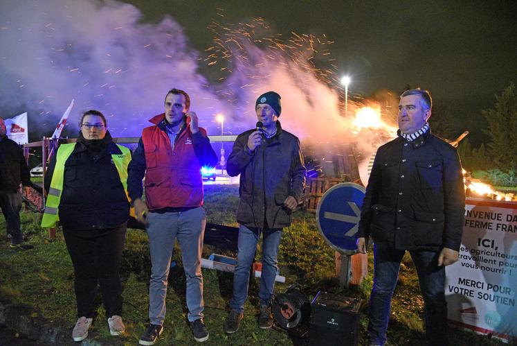 Lundi 18 novembre, à Orléans. C'est après avoir allumé un feu de la colère que les représentants de la FNSEA 45 et de JA 45 ont fait part de leurs revendications devant les élus locaux venus nombreux pour les soutenir.