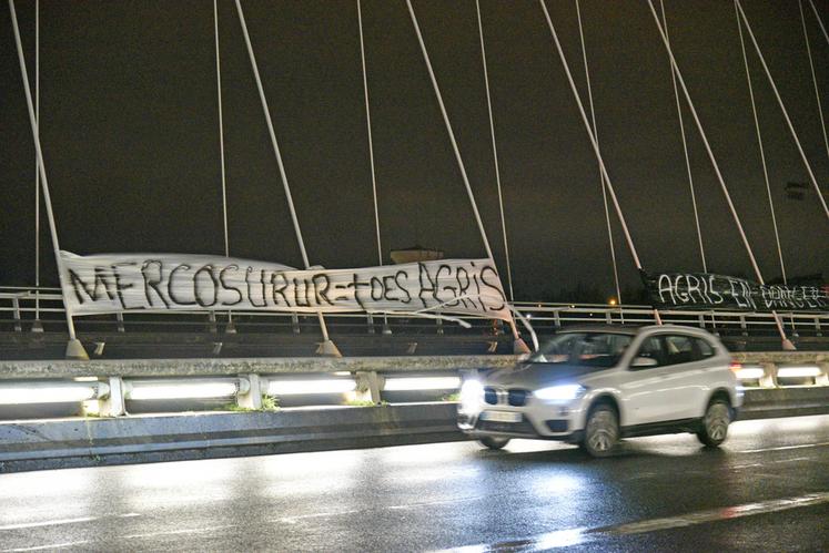 Entre manifestation, feu, ralentissement et affichage, il était difficile de rater la colère des agriculteurs, sur le pont de l'Europe lundi.