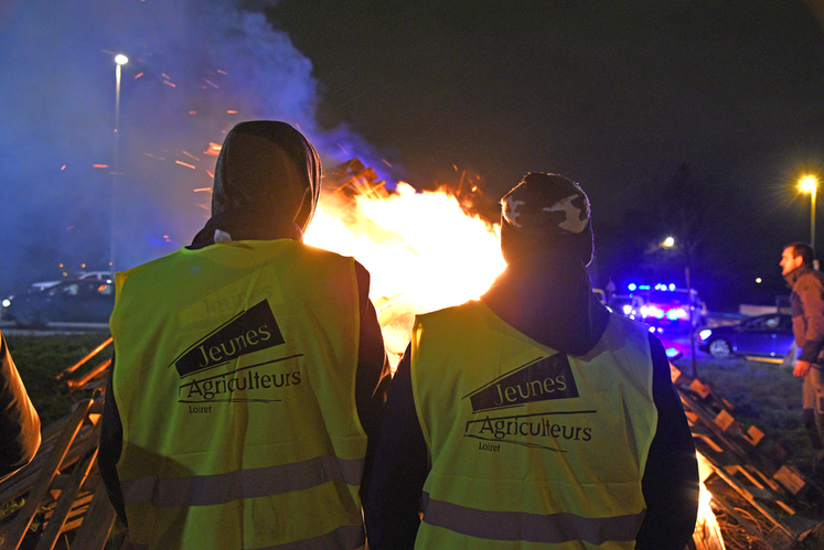 Le feu a été allumé sur le rond-point situé au bout du pont de l'Europe, au sud de la Loire. En plus de symboliser le mécontentement des agriculteurs, il a permis à tous de se réchauffer.