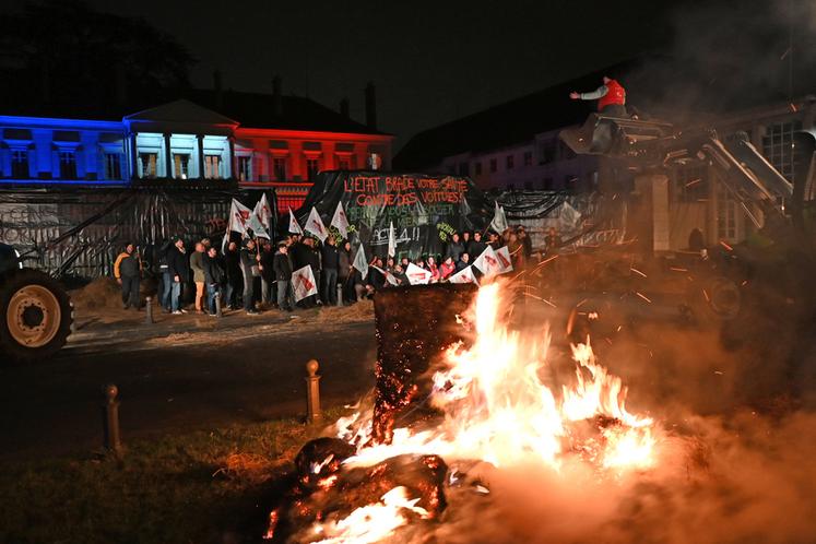 Lundi 18 novembre, à Blois. 70 agriculteurs se sont réunis devant la préfecture pour s'opposer au traité de libre-échange avec le Mercosur.