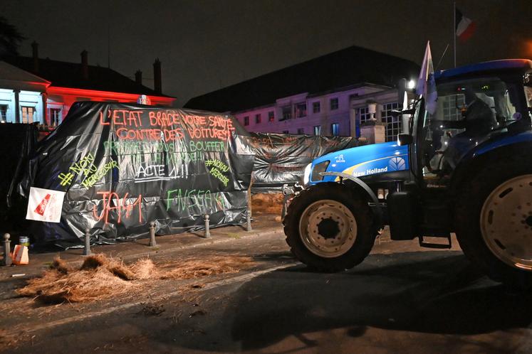 Un mur de paille a été placé devant les grilles de la préfecture de Blois avec des slogans tel que : « L'État brade votre santé contre des voitures ». 