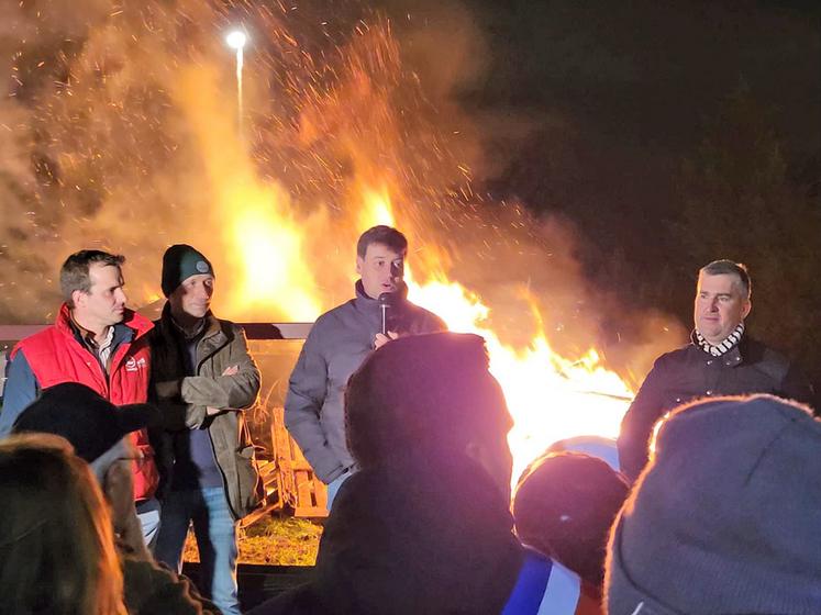 Alexandre Nioche, président de la chambre d'Agriculture du Loiret, et de nombreux élus locaux étaient mobilisés aux côtés des responsables syndicaux JA et FNSEA. 