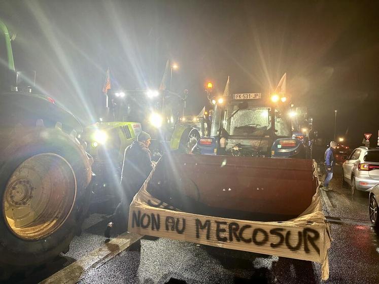 Lundi 18 novembre, à Orléans. Une vingtaine de tracteurs et une centaine d'agriculteurs ont répondu à l'appel à mobilisation sur le pont de l'Europe.