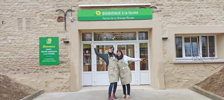 Milly-la-Forêt, vendredi 15 novembre. Camille (à g.) et Apolline Desforges devant l'entrée de la boutique facilement identifiable avec sa petite fleur.