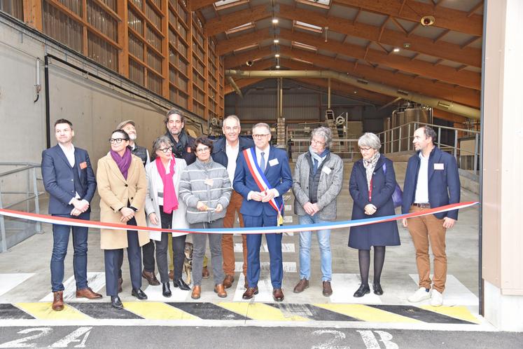 Réau, jeudi 7 novembre. L'une des associées, Carine Mallier, s'apprête à couper le ruban inaugural. 