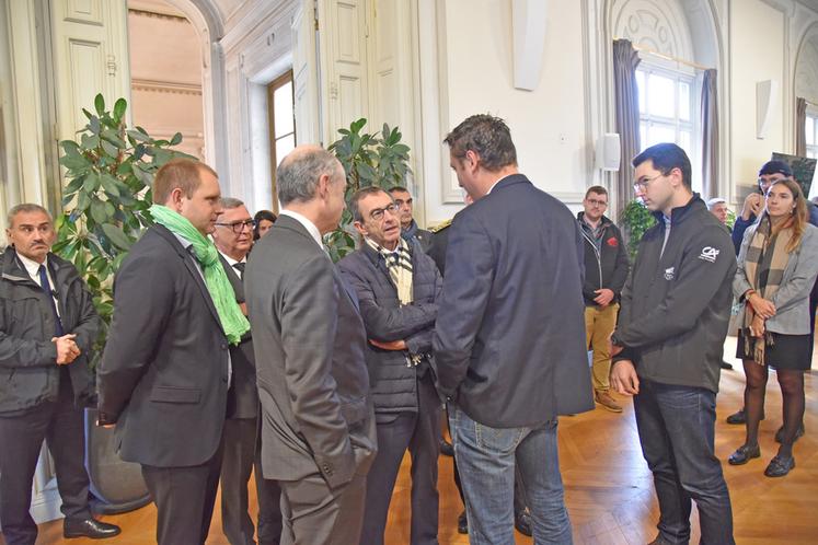 Meaux, lundi 18 novembre. À son arrivée, le ministre de l'intérieur, accompagné du maire, Jean-François Copé, et du président du Département, Jean-François Parigi, est allé à la rencontre des agriculteurs présents.