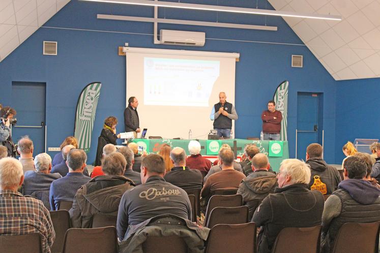 Lundi 18 novembre, à Blancafort (Cher). Le président de la FNSEA, Arnaud Rousseau, venu défendre la pérennité de l'abattoir de volailles, a fait le tour des problématiques du territoire.