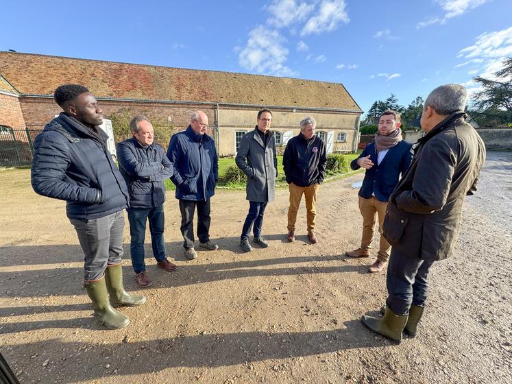 Mercredi 20 novembre, à Germainville. La visite du préfet Hervé Jonathan (à d.) sur l'exploitation de Fabien Perrot (2e à d.), a été l'occasion d'échanges.