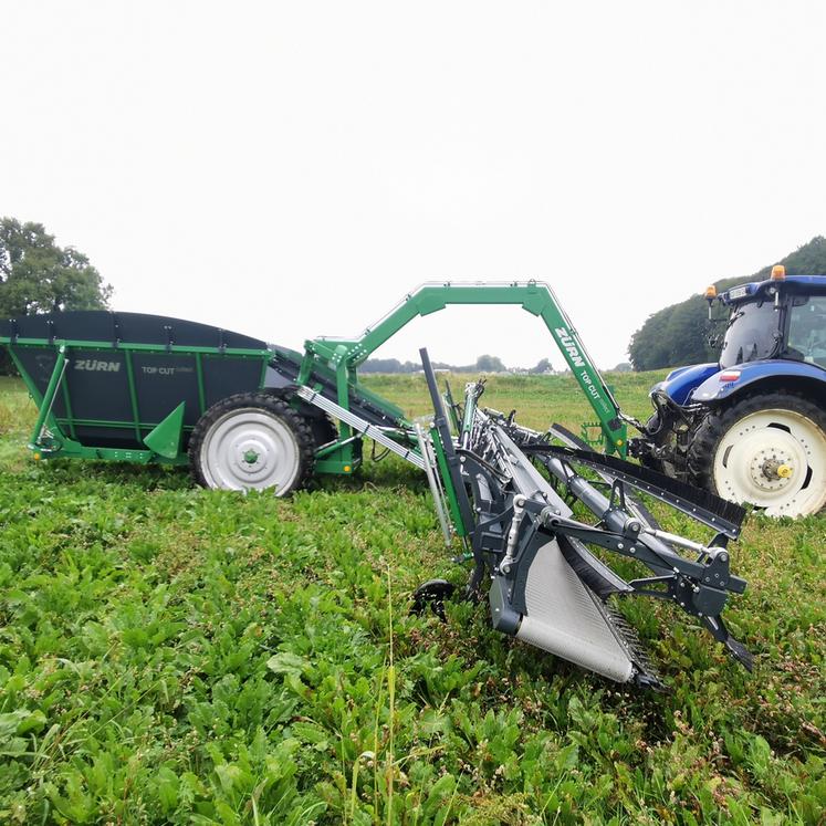 L'écimeuse-récolteuse conçue par Romain Bouillé, agriculteur en Seine-et-Marne, coupe les adventices et collecte les graines pour les exporter de la parcelle.