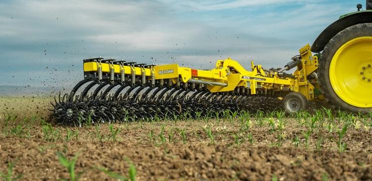 Le Roto-master RMN de Bednar désherbe mécaniquement la parcelle et décroûte le sol afin de l'aérer et d'améliorer la rétention de l'humidité.