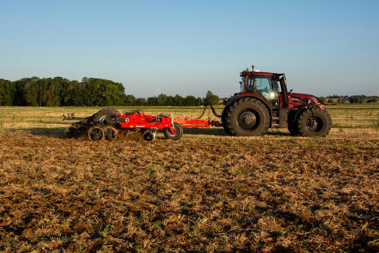 Le faux-semis est réalisé avec un outil qui réalise un travail superficiel et très émietté. Ici, le déchaumeur à disques Normandie+ de Grégoire-Besson.