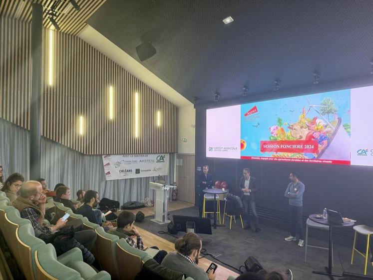 Mardi 19 novembre, à Saint-Jean-de-Braye. La session nationale sur le foncier a été ouverte par Arnaud Quatrehomme, administrateur national du Crédit agricole Centre-Loire, hôte du jour.