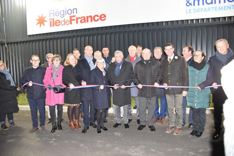 Provins, mercredi 20 novembre. Le ruban inaugural est coupé par le président du Département de Seine-et-Marne, Jean-Francois Parigi, et la vice-présidente de la Région Île-de-France en charge de l'agriculture et de l'alimentation, Valérie Lacroute.