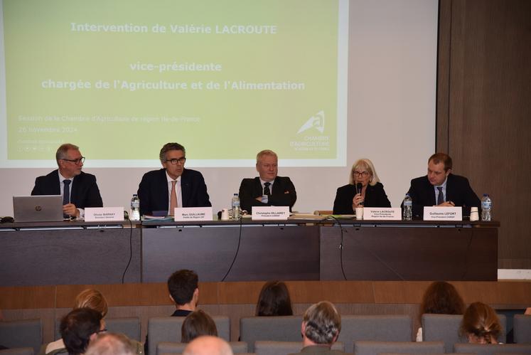 Mardi 26 novembre, à Paris. Autour de Christophe Hillairet, président de la chambre d'Agriculture de région Île-de-France, Olivier Barnay, directeur général, Marc Guillaume, préfet de région, Valérie Lacroute, vice-présidente du conseil régional, et Guillaume Lefort, vice-président de la Chambre, ont évoqué la situation des agriculteurs franciliens.