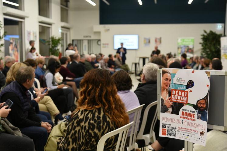 Lundi 25 novembre au soir, à Orléans. Ils étaient nombreux à venir participer au débat citoyen pour échanger sur ce qu'est une bonne alimentation.