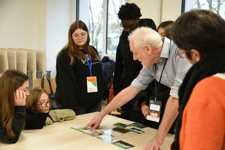 Tout au long de la journée, Didier Moreau a présenté l’atelier des agricultures durables sous format « flash » de trente minutes aux visiteurs et aux élèves. 