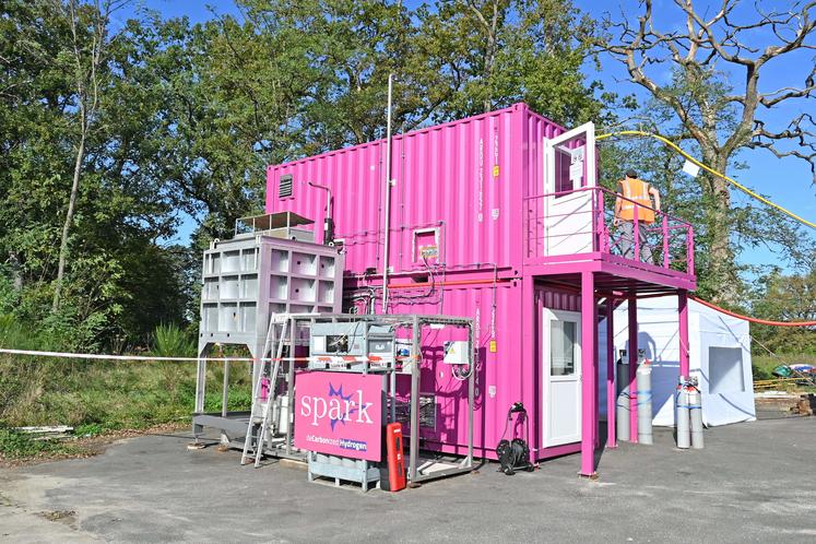Au cœur du site de méthanisation de Lamotte-Beuvron (Loir-et-Cher), la start-up Spark Cleantech a lancé officiellement, jeudi 24 octobre, sa technologie de plasmalyse pour fabriquer de l'hydrogène. Une première mondiale.