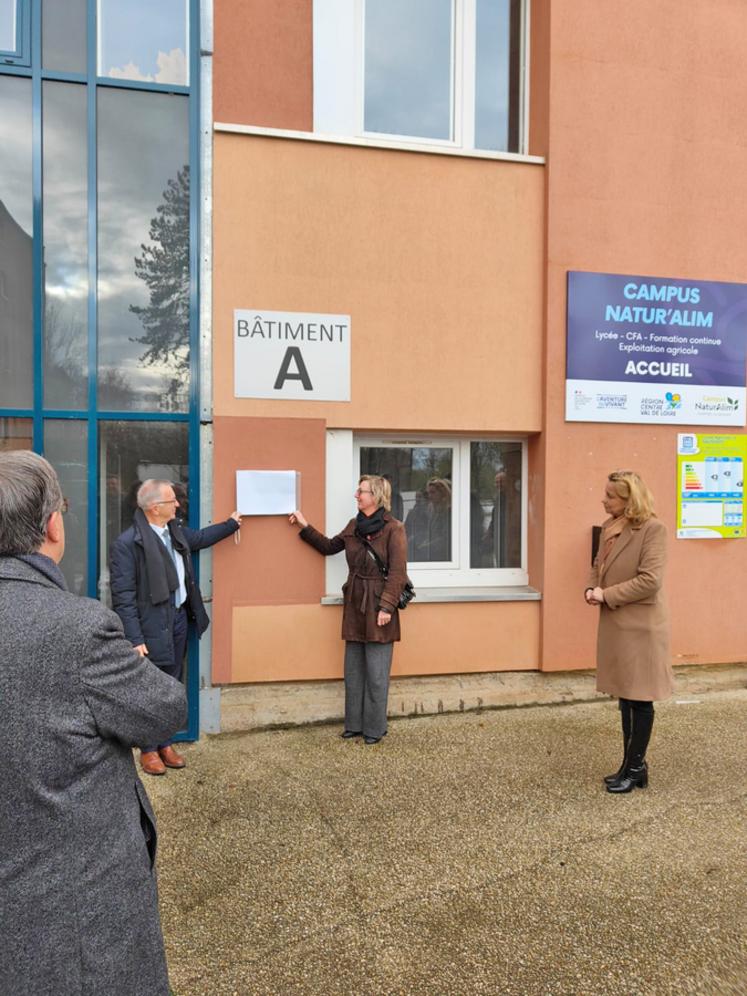 Le 23 novembre, à Sours. La directrice de la Draaf, Virginie Jorissen, et le président de la Région, François Bonneau, ont dévoilé la nouvelle plaque du Campus Natur'Alim.