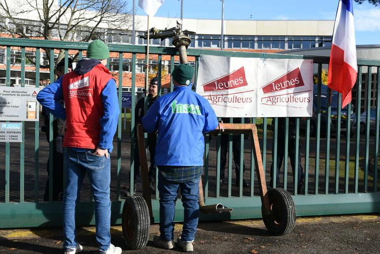D'anciens matériels agricoles ont été placés devant l'entrée de l'Agence de l'eau pour symboliser la fin de l'accès à l'eau en agriculture.