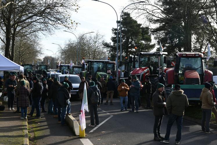 Vendredi 29 novembre, à Orléans. De nombreux adhérents des FNSEA et JA de la région se sont mobilisés devant l'Agence de l'eau Loire-Bretagne.