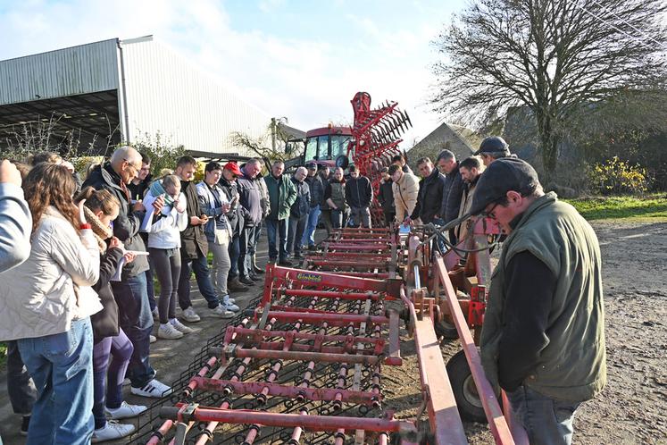 Mardi 26 novembre, à Choue. Une vingtaine d'agriculteurs ainsi qu'une classe de BTS ACSE* du lycée agricole de Montoire ont participé à une journée consacrée au désherbage mécanique.
