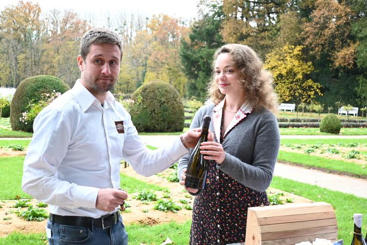 Pour cette nouvelle édition du murage, Gabrielle Vizzavona, journaliste et autrice, était la marraine. Elle a écrit un mot qui a été embouteillé et qui sera découvert dans cinquante ans.