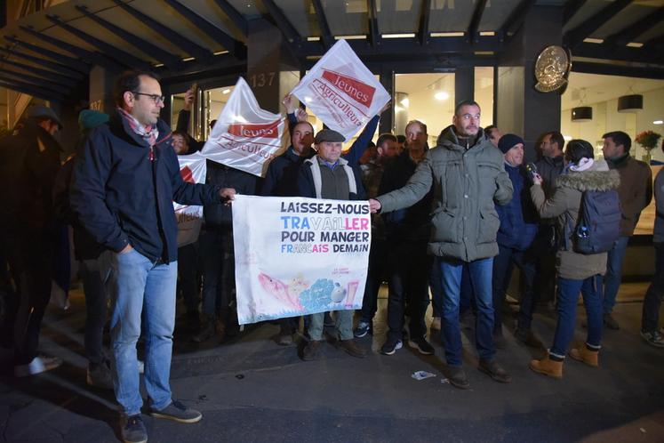 Drapeaux et banderoles fleurissent sur le trottoir.
