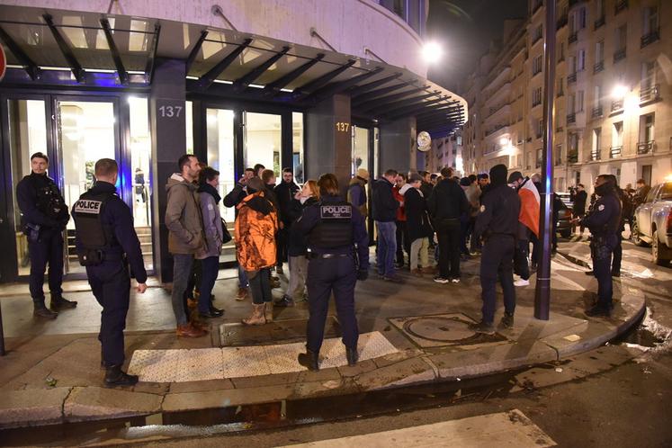 Paris, jeudi 28 novembre, 5 h 50. Les premiers manifestants sont bloqués en haut de la rue où se trouve l'Inrae et regroupés sur un trottoir par les forces de l'ordre. La tension est forte. 