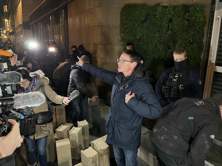 Face à une nuée de caméras et de micros, Cyrille Milard crie la colère du monde agricole : « Au lieu de taper sur les Français, sur les agriculteurs, des économies sont à faire du côté des agences en les regroupant ».