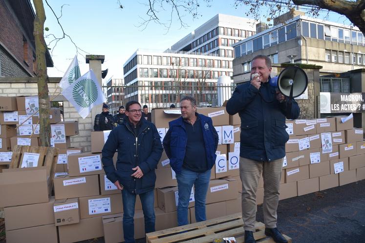 Après leur rencontre avec le directeur, Damien Greffin, Pascal Verrièle et Cyrille Milard font le point. Victor Rabier, représentant JA Île-de-France, est également présent.